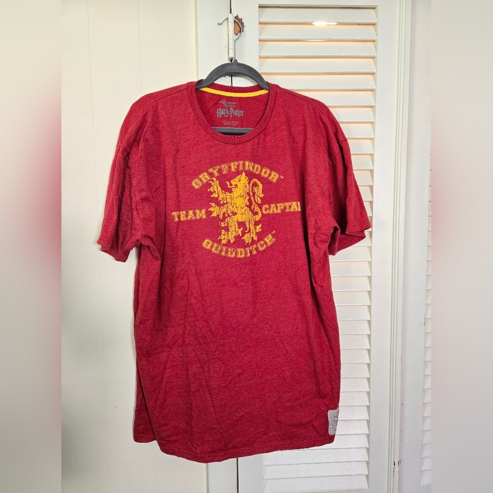 Men's XL Warner Bros. Red Gryffindor Quidditch Team Captain Harry Potter Tee